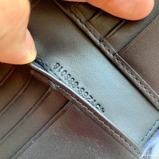 First bag ru GUCCI WALLET 0817